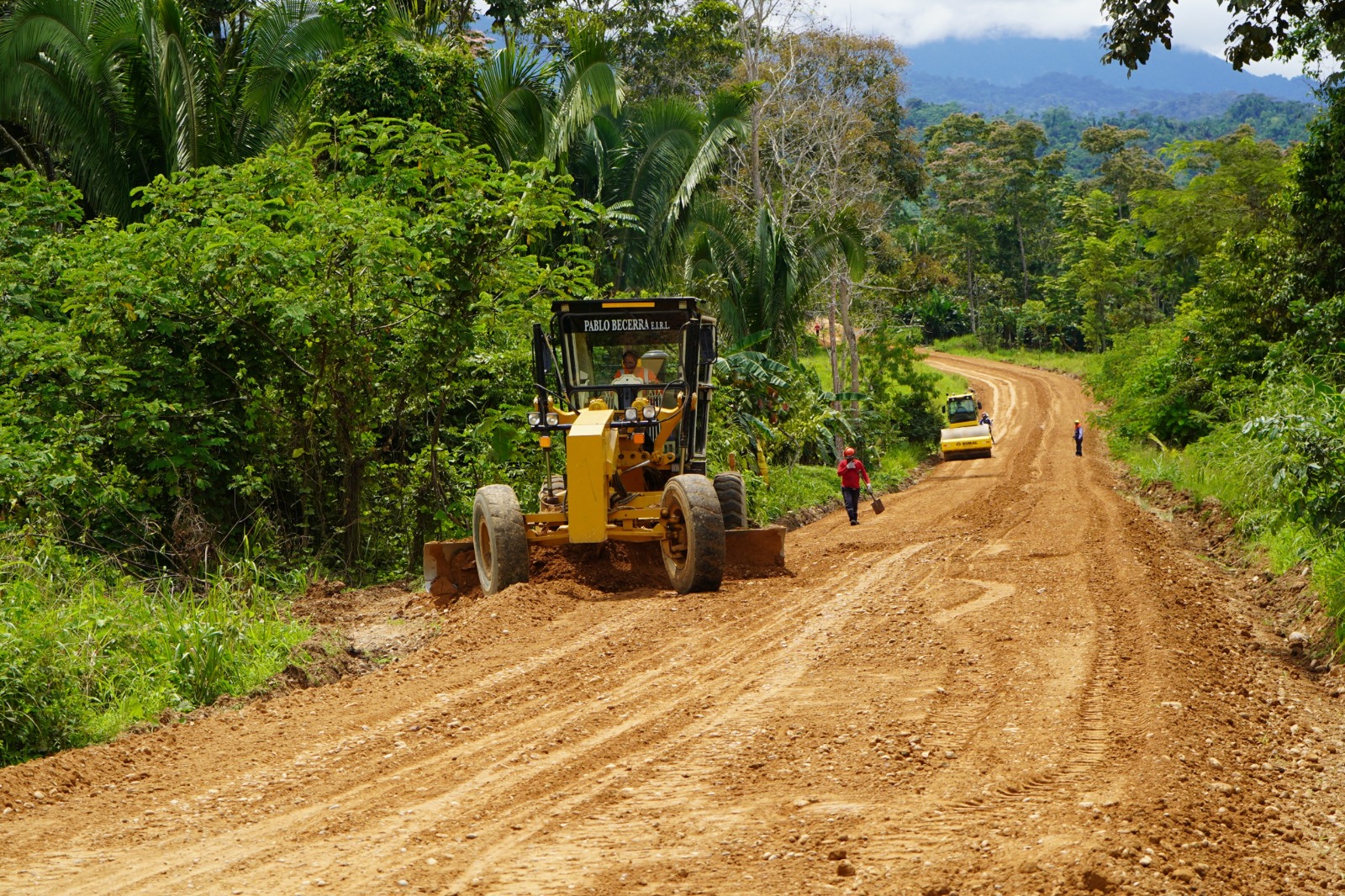 La vía, que tiene una longitud de 20.5 km, está siendo intervenida en las siguientes partidas: Puente Doncel, colocación de gaviones para talud; puente Curiyacu, reforzamiento de estribos; construcción de cunetas revestidas y colocación de afirmado.
