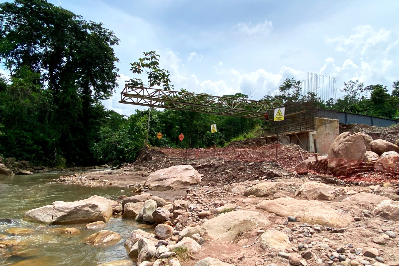 La ejecución del saldo de obra contempla la construcción de nueve puentes y un sistema de drenaje pluvial, asegurando una transitabilidad segura durante todo el año y a los habitantes de Chazuta y las comunidades de Tununtunumba, Llucanayacu, Shilcayo, Túpac Amaru, Mushucllacta y Curiyacu.