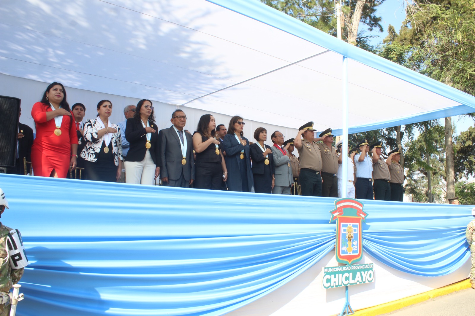 regidores, autoridades políticas y militares acompañan a la alcaldesa Janet Cubas