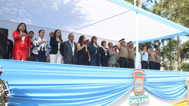 regidores, autoridades políticas y militares acompañan a la alcaldesa Janet Cubas