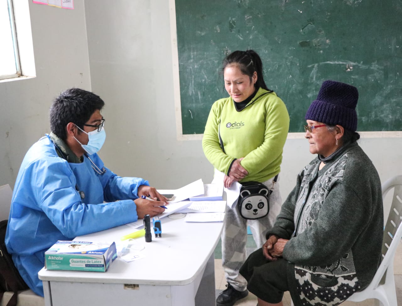 AMSAC promueve el ODS 3 con campaña médica en Champamarca