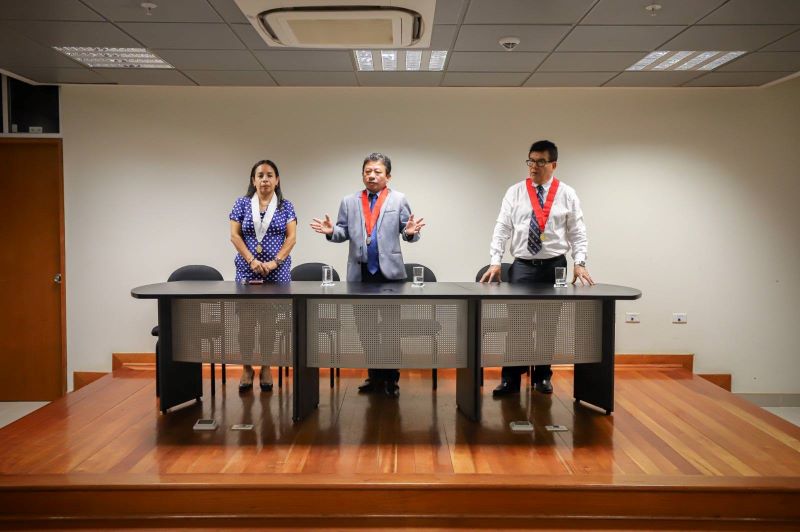 El presidente de la Corte Yone Li Córdova dio lo bienvenida, acompañado del jefe de la ODAN Luciano Castillo y la jueza civil Paola Gallo