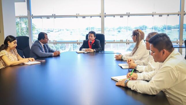 El presidente de la Corte Yone Li Córdova se reunió con el alcalde de Marcavelica y su equipo técnico