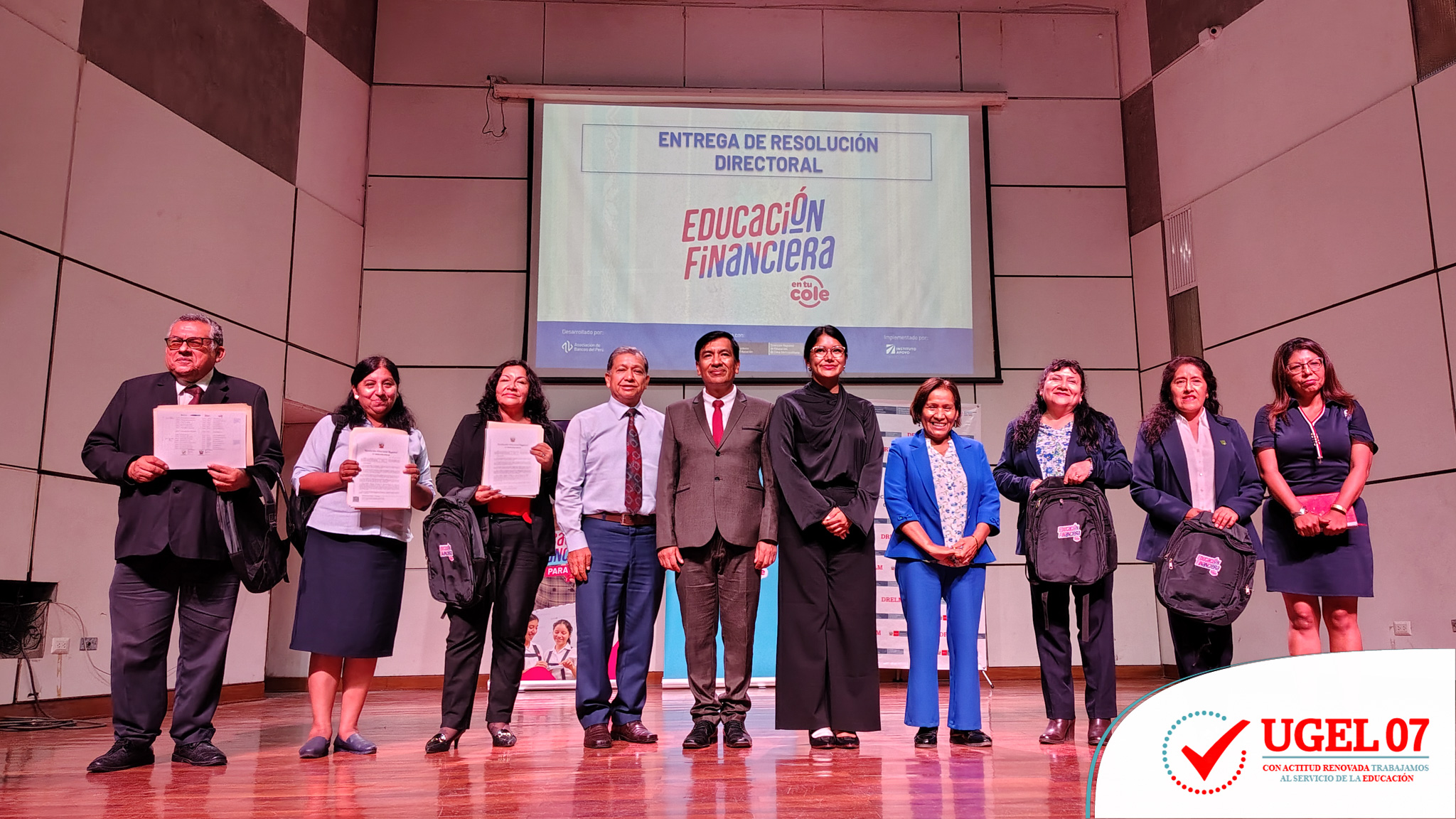 Docentes, directivos y especialistas reciben reconocimiento por participación del diplomado “Educación Financiera en tu Cole”