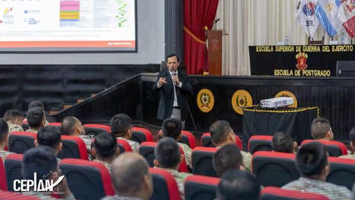 Ejército Peruano recibe charla sobre el desarrollo sostenible y la seguridad nacional
