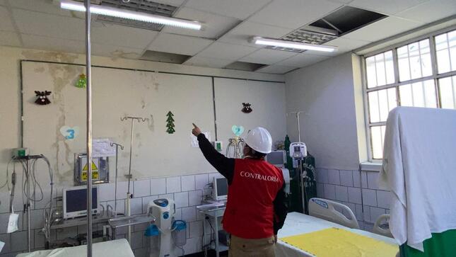 Junín.- La Contraloría General de la República alertó que el Hospital Domingo Olavegoya de la Red de Salud Jauja, sigue en funcionamiento; pese a que su infraestructura permanece en estado de emergencia desde el año 2012. Ha pasado más de una década y las condiciones no han sido corregidas, manteniéndose un alto nivel de deterioro que representa un riesgo constante para la integridad física del personal médico, pacientes y ciudadanos que acuden diariamente.