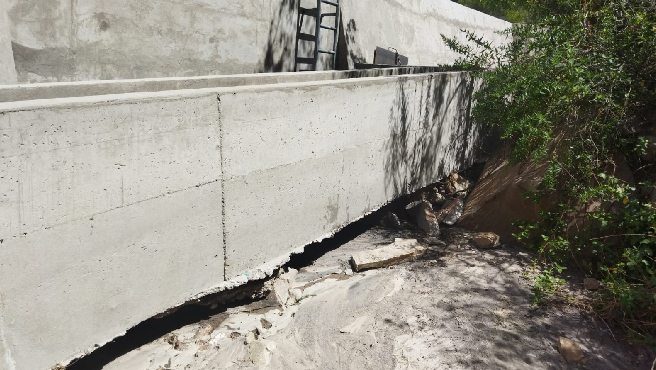 Arequipa.- La Contraloría General de la República alertó a la Municipalidad Distrital de Yura que existe riesgo de colapso del canal de riego La Chacra debido a la socavación de la base de su estructura de concreto. Esta obra ejecutada con una inversión de S/ 3 560 921 en el Pueblo Tradicional Yura Viejo, beneficia a 70 agricultores de la zona.