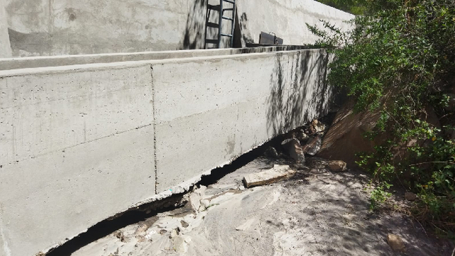 Arequipa.- La Contraloría General de la República alertó a la Municipalidad Distrital de Yura que existe riesgo de colapso del canal de riego La Chacra debido a la socavación de la base de su estructura de concreto. Esta obra ejecutada con una inversión de S/ 3 560 921 en el Pueblo Tradicional Yura Viejo, beneficia a 70 agricultores de la zona.