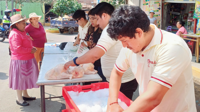 vecinos comprando pollo