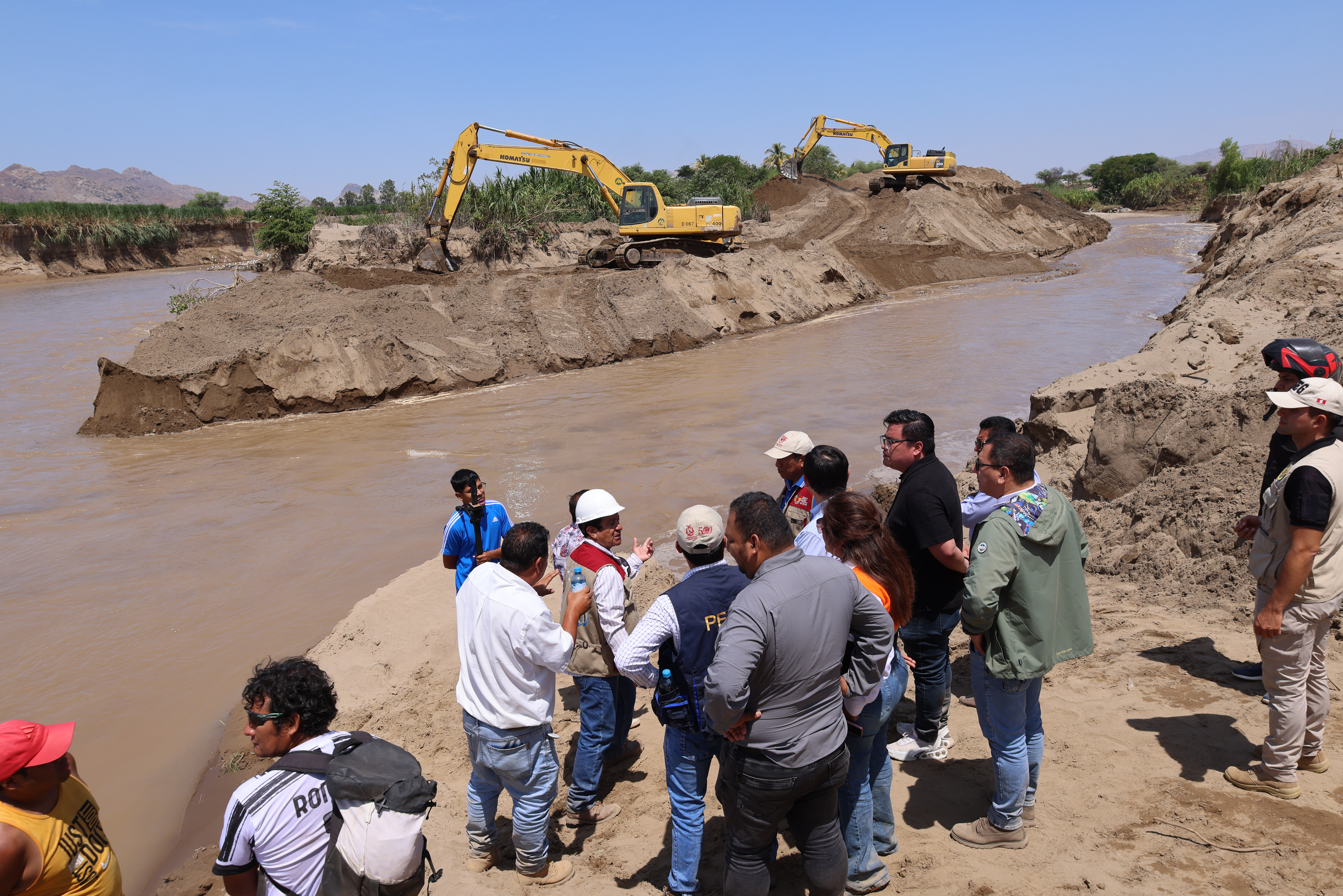 La colocación de geobolsas, para la conformación de diques y espigones, permitirá evitar continúe la erosión de la margen izquierda del rio y canalizar el flujo de agua. 