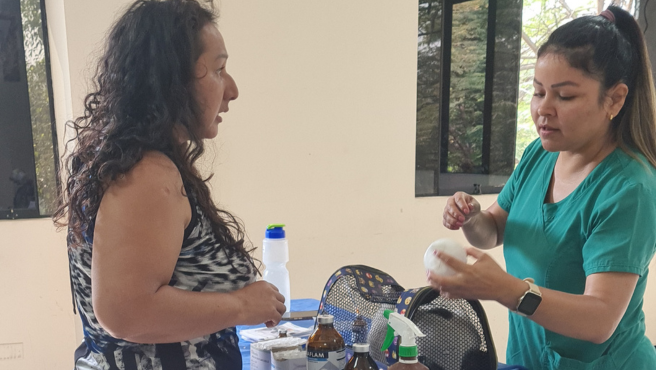 doctora atendiendo a una mascota