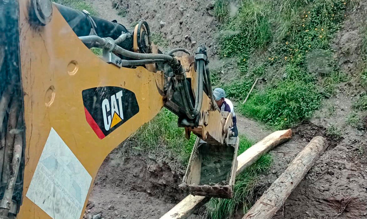 Apoyo con maquinara en el anexo de Payhua