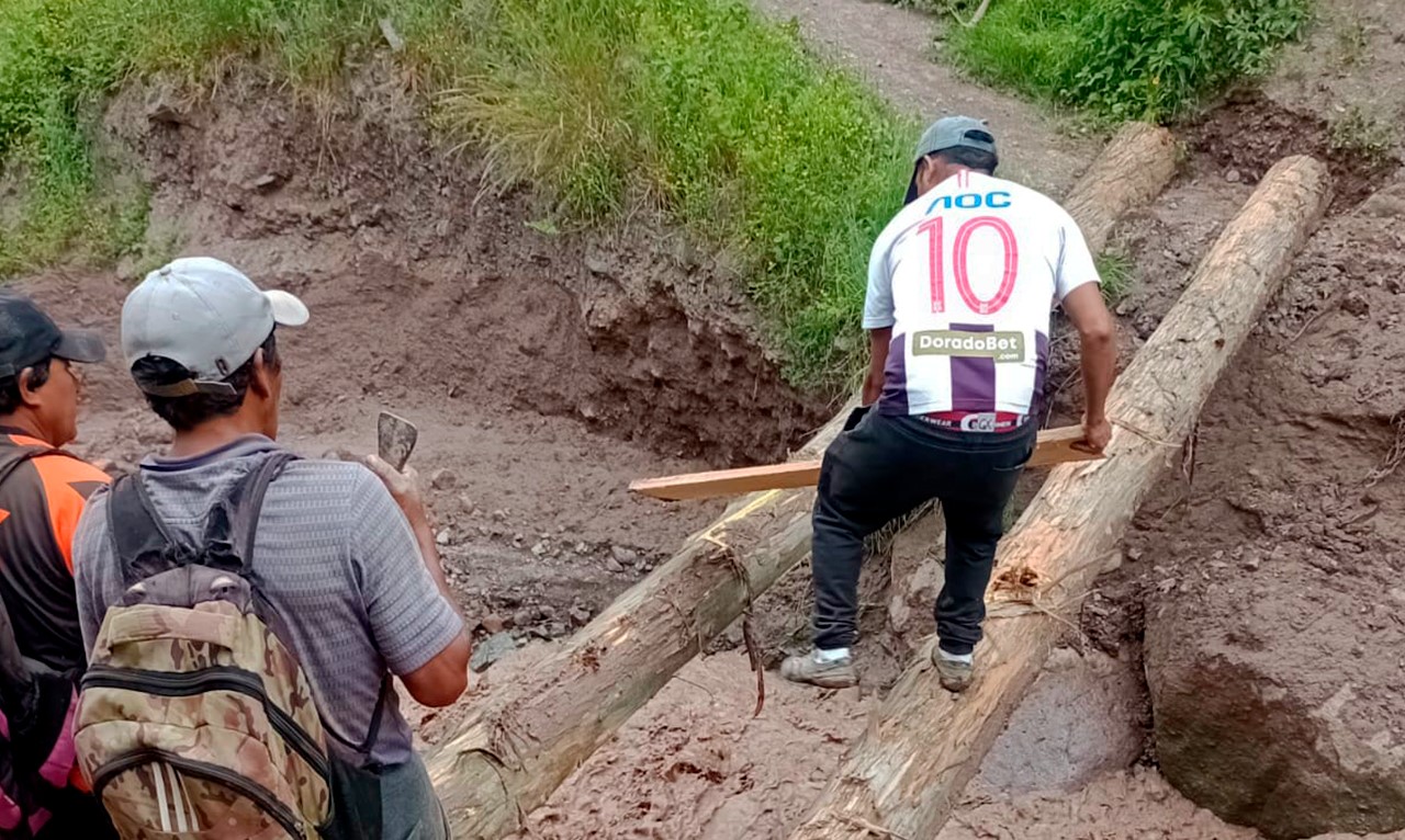 Apoyo con maquinara en el anexo de Payhua