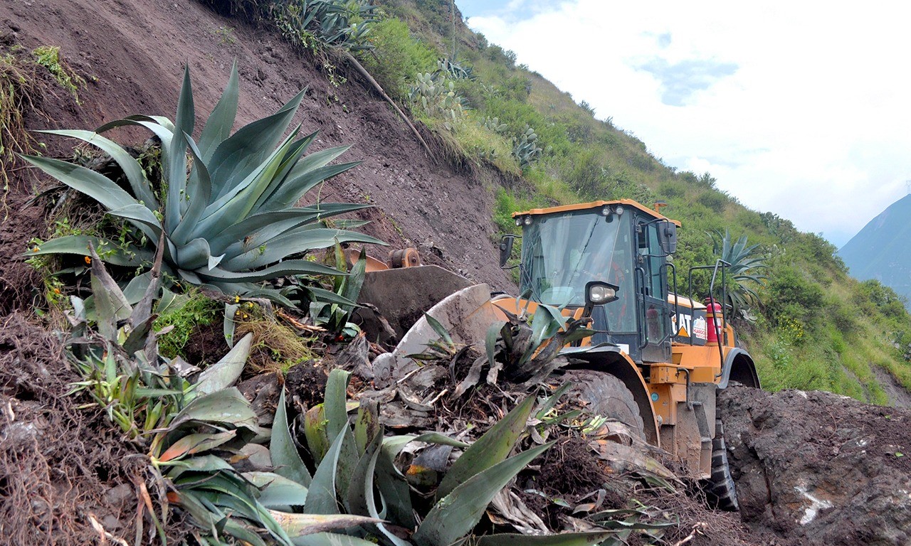 Apoyo maquinara en el anexo de Marachanca
