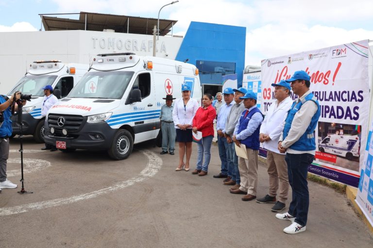 En un importante esfuerzo por fortalecer el sistema de salud en la región, el Fondo de Desarrollo Moquegua (FDM) realizó la entrega de tres ambulancias completamente equipadas a EsSalud. Dos de estas unidades serán destinadas a la ciudad de Moquegua, mientras que la tercera brindará servicio en Ilo, permitiendo mejorar la capacidad de respuesta ante emergencias médicas en ambas localidades.