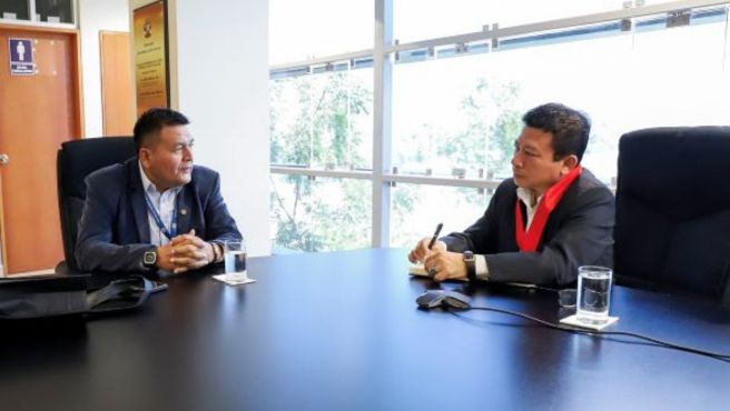 El presidente de la Corte Yone Li Córdova dialogando con el representante de la UNF Iván Sandoval