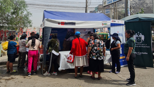 vecinos asistiendo a la feria
