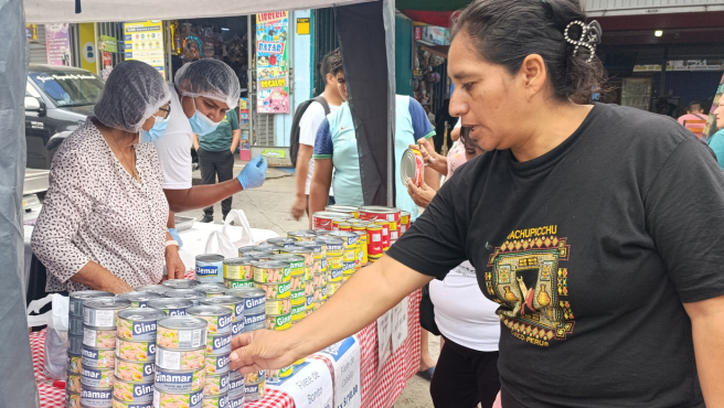 vecinos comprando pescado