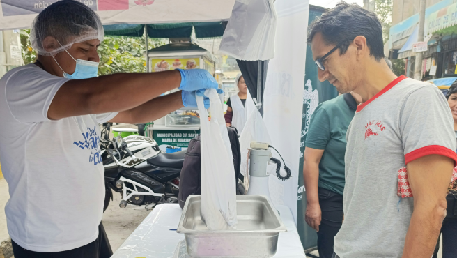 vecinos comprando pescado