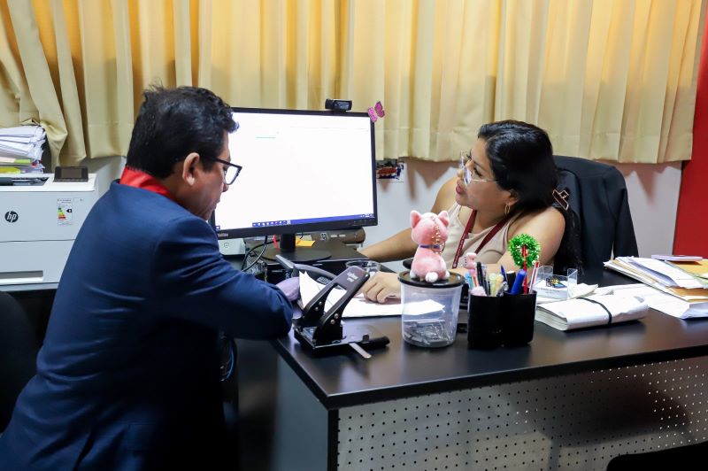 El presidente de la Corte Yone Li Córdova verifica estado de los órganos de emergencia con la administradora del módulo penal de Talara Claudia Echevarría