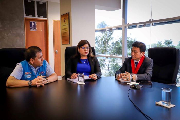 El presidente de la Corte Yone Li Córdova con el director del SOA de Sullana Juan Carlos Caballero y la jueza del juzgado subespecializado de Familia Ctinthia Imán de la Cruz