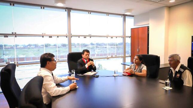 El Presidente de la Corte Yone Li Córdova con el jefe de la ODANC y los dirigentes ronderiles Inés García y Erlindo Núñez