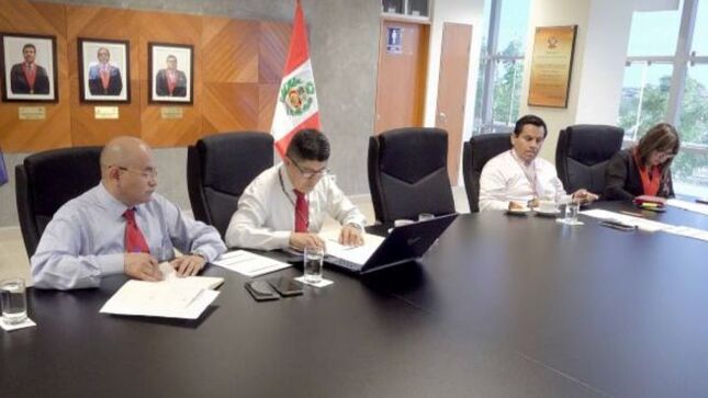 El administrador del módulo penal Ing. Sebastián Elera junto con el ingeniero César Ayala de soporte informático