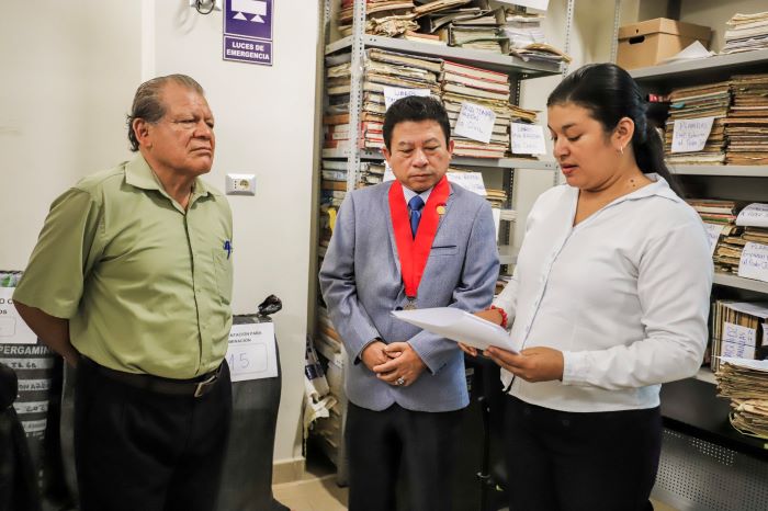 El presidente de la Corte Yone Li Córdova con la jefa de Archivo Palmira Navarrete y el representante de Archivo Regional Reynaldo Castillo