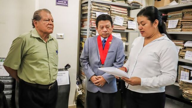 El presidente de la Corte Yone Li Córdova con la jefa de Archivo Palmira Navarrete y el representante de Archivo Regional Reynaldo Castillo