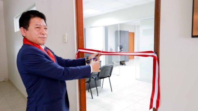 El presidente de la Corte Yone Pedro Li Córdova corta la cinta inaugurando el nuevo juzgado