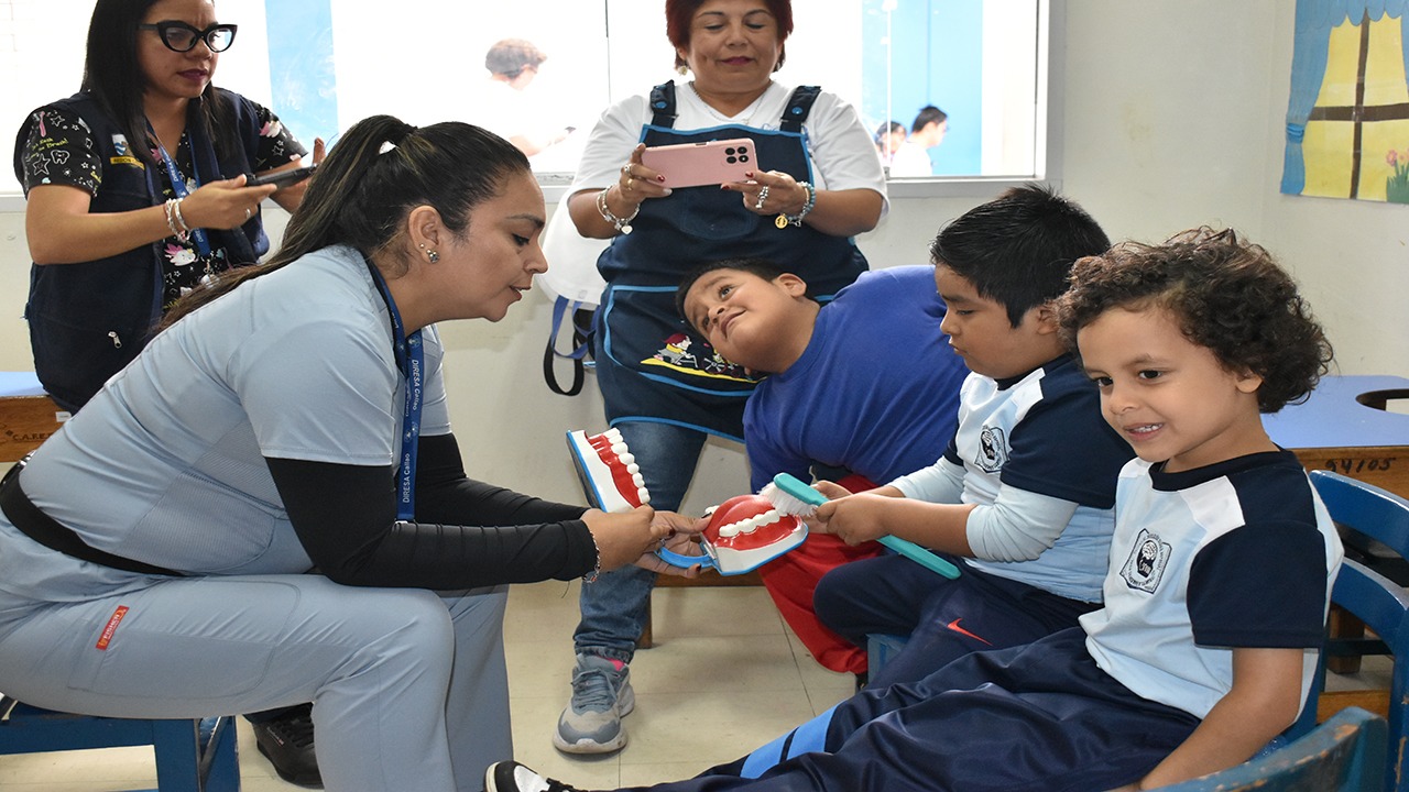 Educando al correcto cepillado con fluor
