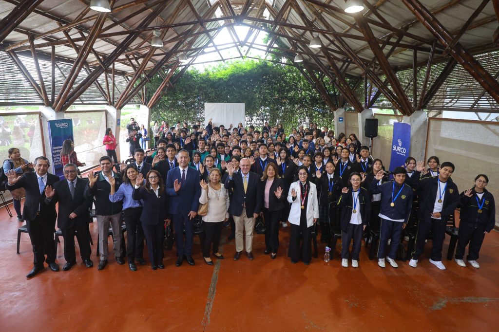 Alcalde de Surco tomó juramento a integrantes de Municipio y Parlamento Escolar 2024