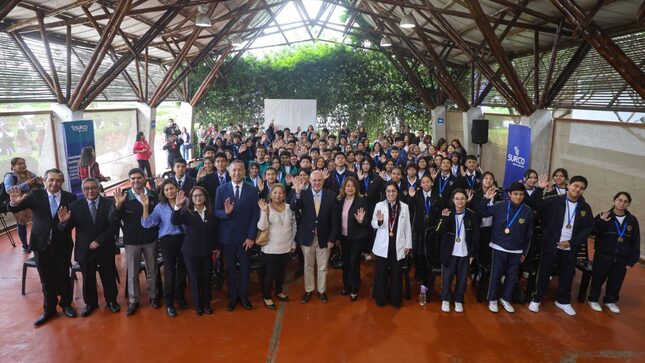 Alcalde de Surco tomó juramento a integrantes de Municipio y Parlamento Escolar 2024
