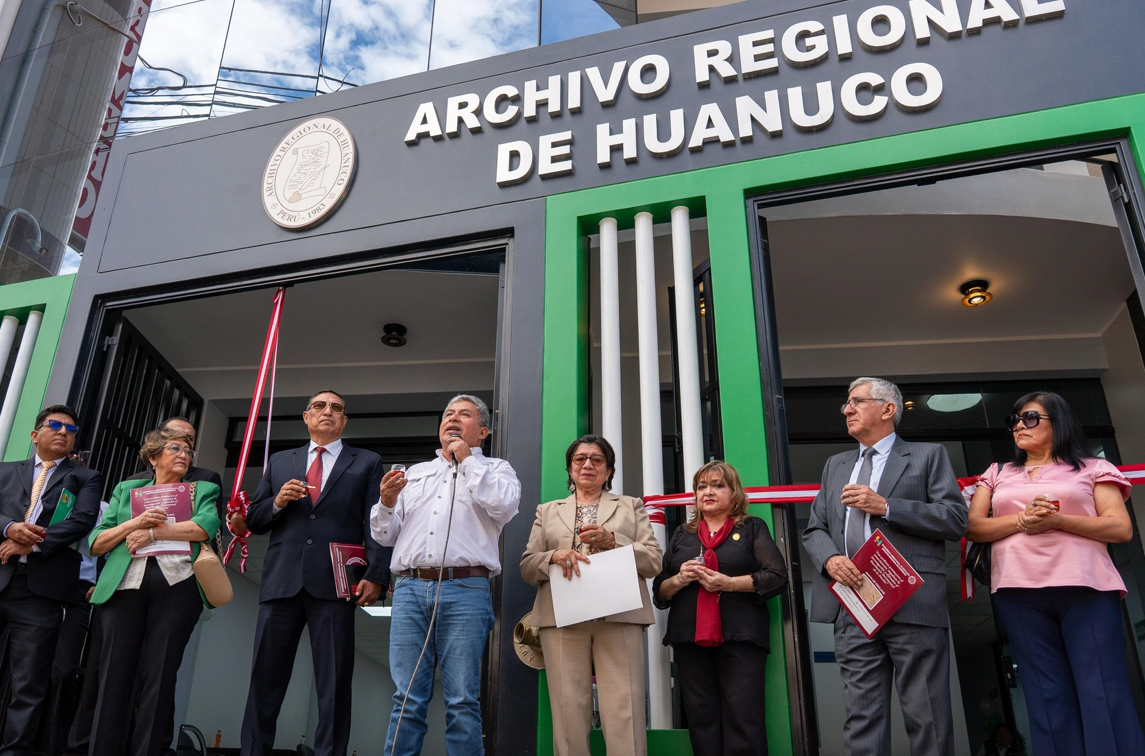 Imagen de la fachada del Archivo Regional de Huánuco y funcionarios en ceremonia