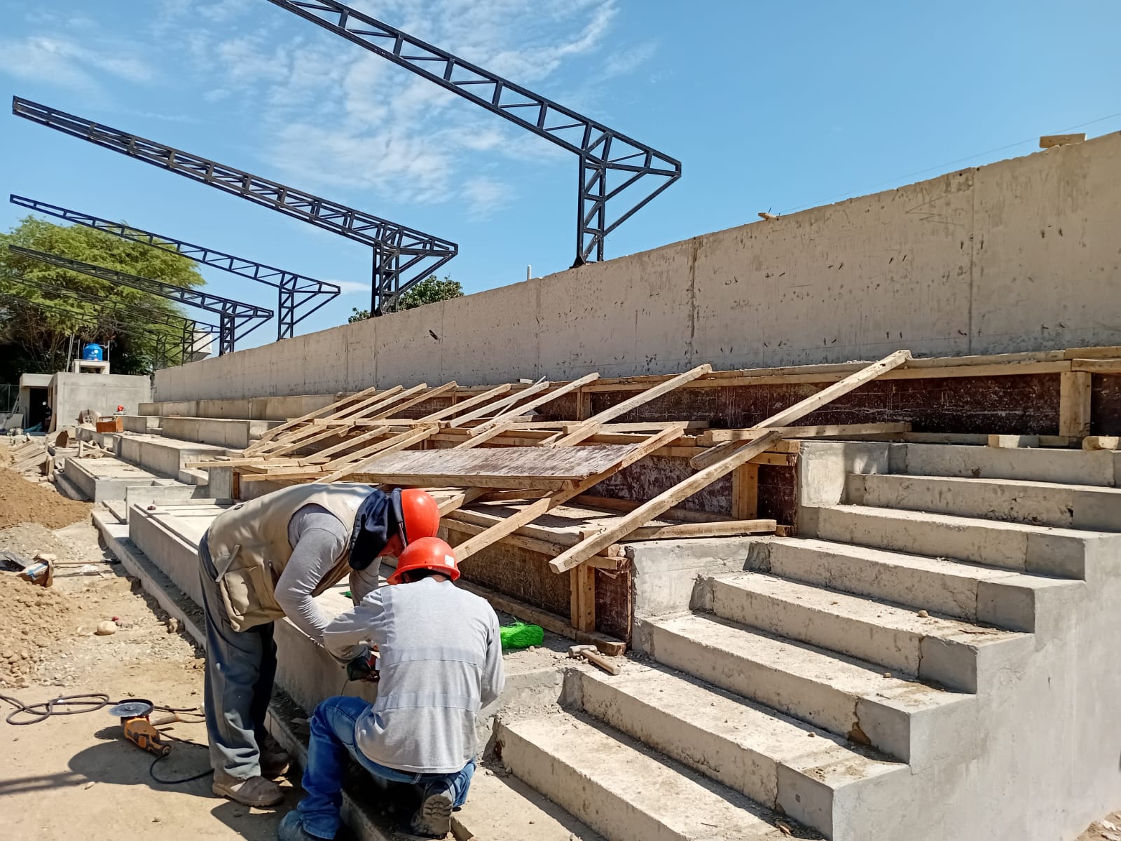 Con una inversión de más de 4 millones y medio de soles, la obra, que ya registra un avance de casi 80%, beneficiará a 12 mil habitantes,