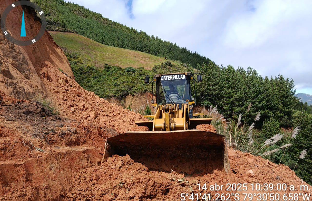MDH realiza limpieza y rehabilitación de la carretera en CP. San Isidro y caserío Trigal