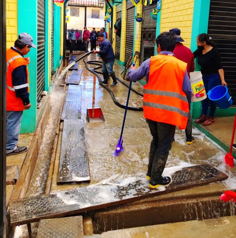 Municipalidad realizó jornada de limpieza y desinfección en mercado municipal
