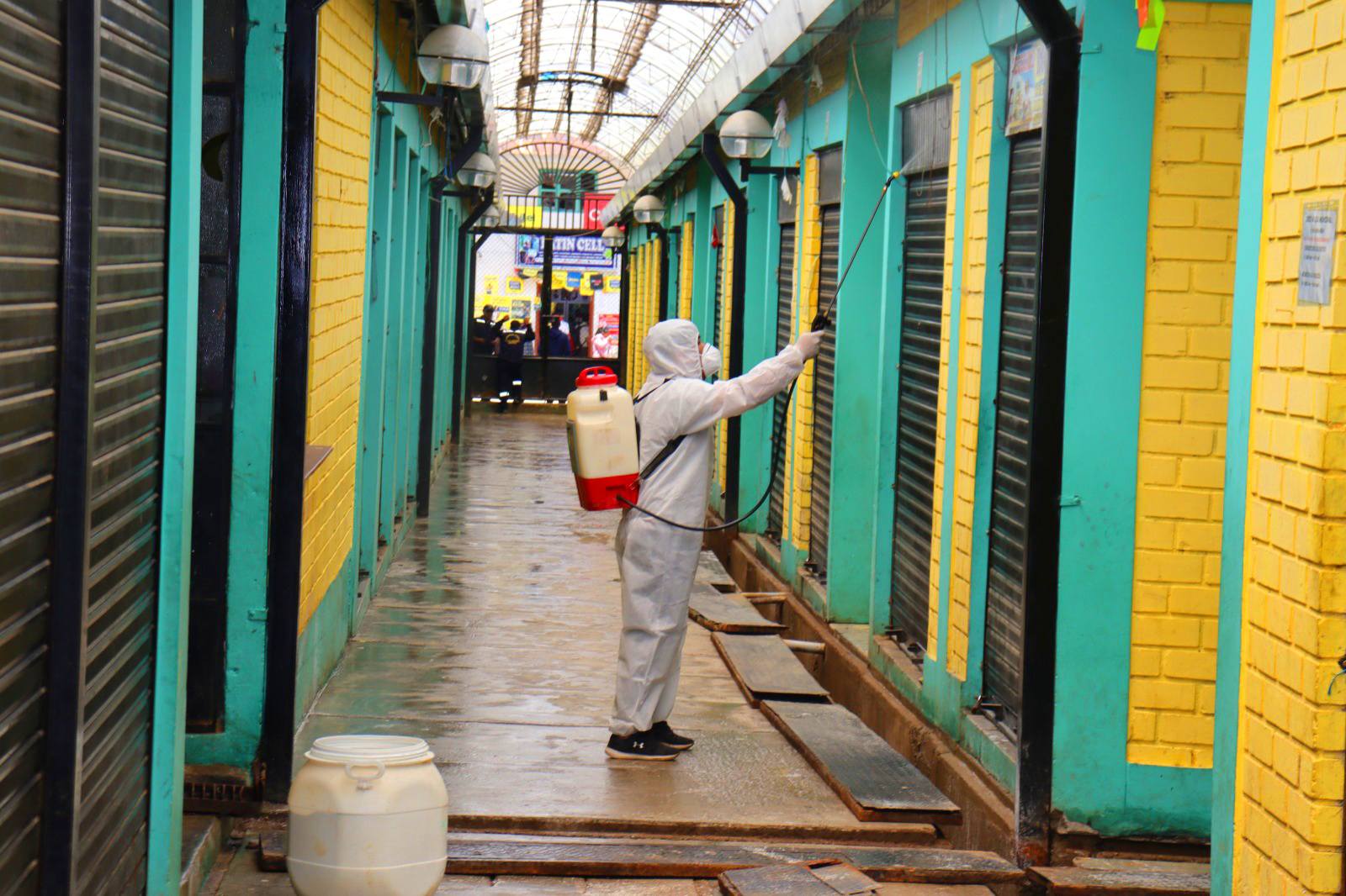 Municipalidad realizó jornada de limpieza y desinfección en mercado municipal