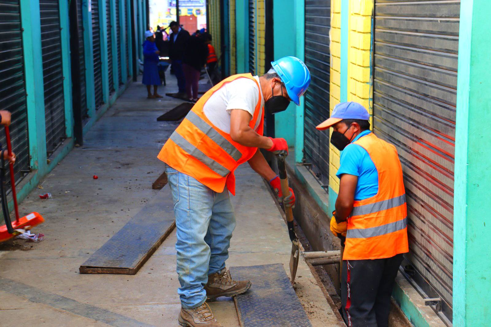 Municipalidad realizó jornada de limpieza y desinfección en mercado municipal