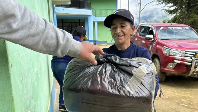 Se entregaron materiales de aseo, limpieza y botiquín.