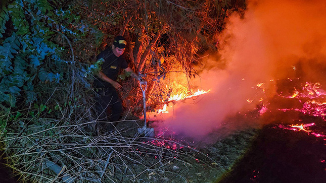 Serenos controlan incendio en las afueras de San Jacinto