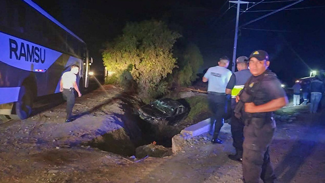 Serenos brindan auxilio a conductores tras sufrir accidente de transito en Punkurí