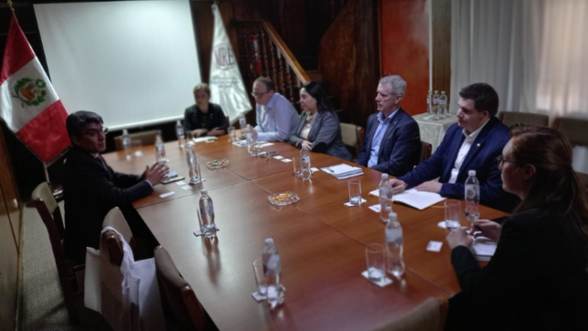 Diplomáticos de Perú, Alemania y Australia debaten sobre seguridad turística en Puno