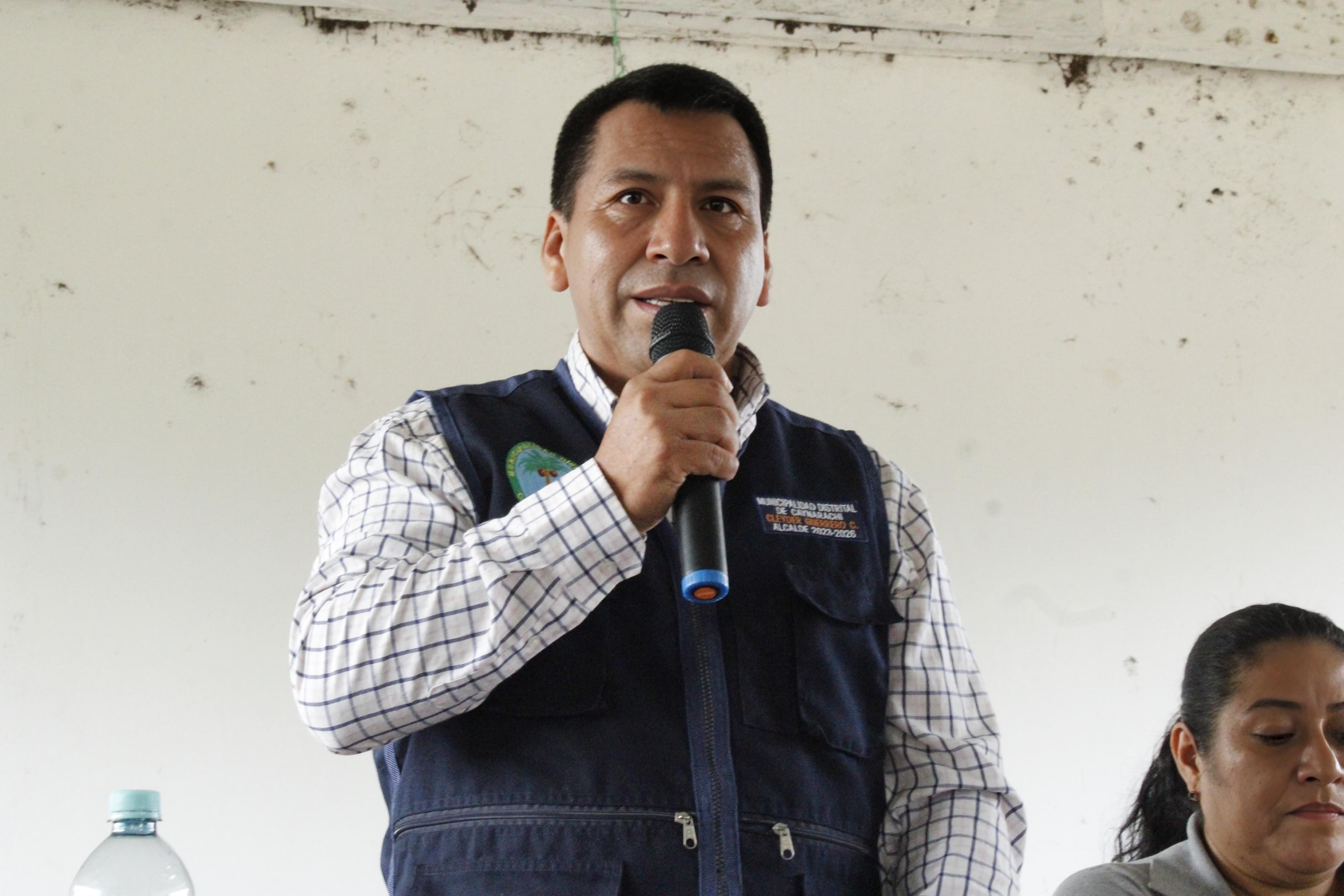 gerente de desarrollo dando vienvenida a los pobladores