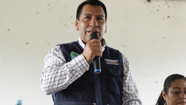 gerente de desarrollo dando vienvenida a los pobladores