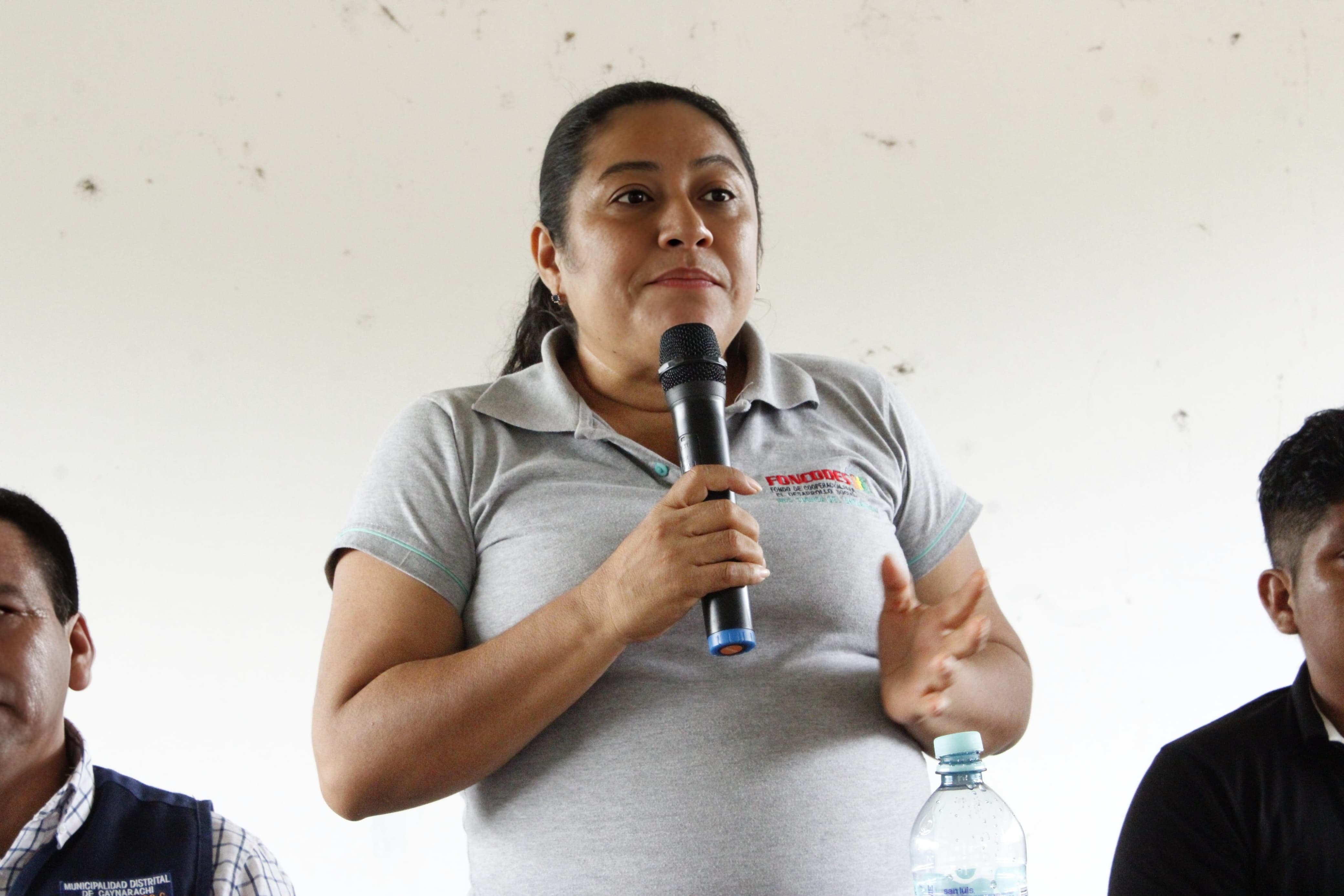 funcionaria de fncodes dando indicaciones