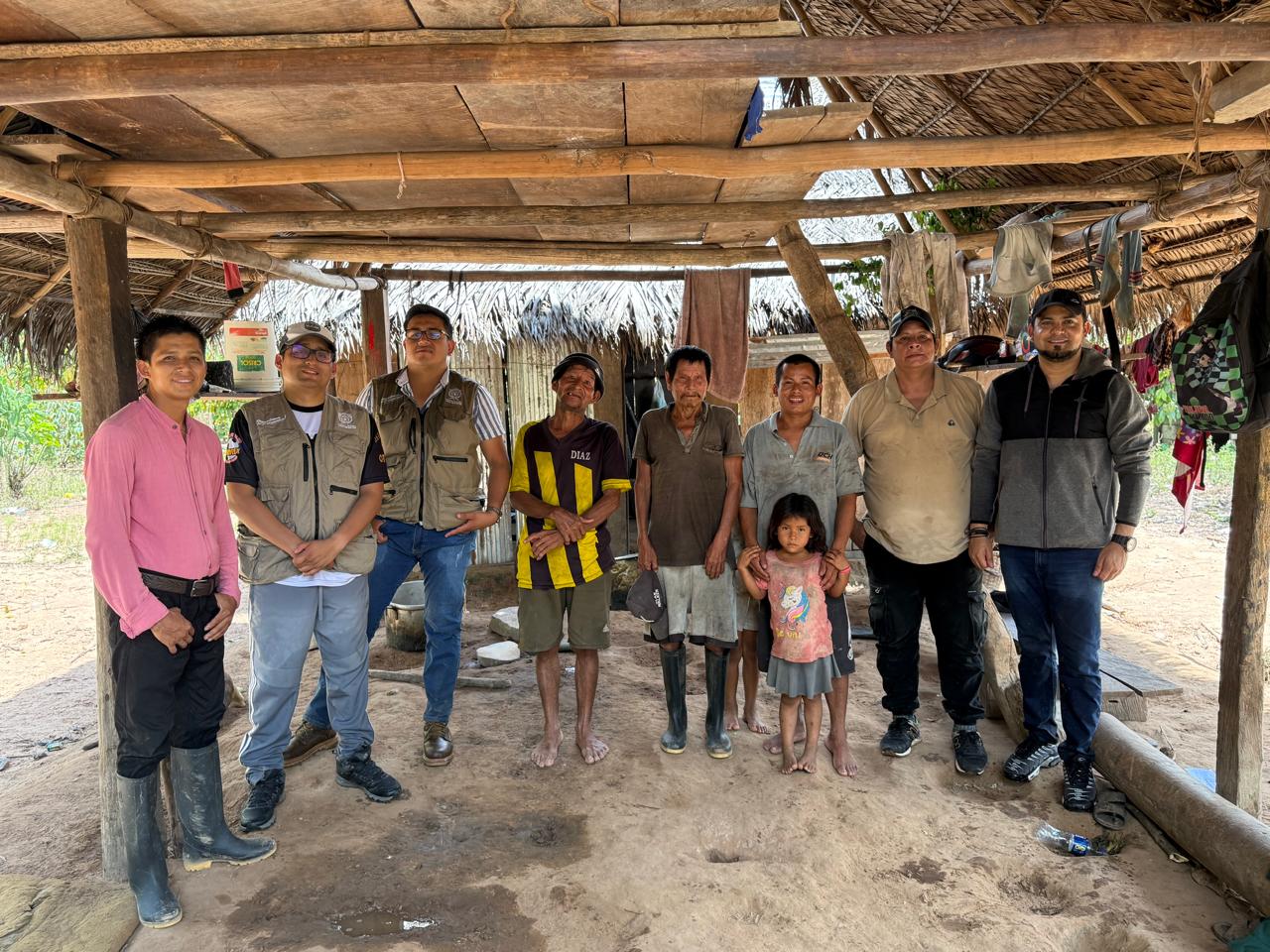 pobladores y guias de la comunidad y ingenieros del gobierno regional y funcionario de la municipaqlidad distrital de caynarachi.