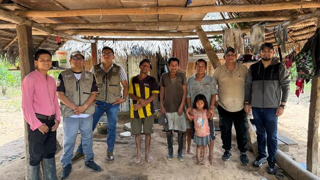 pobladores y guias de la comunidad y ingenieros del gobierno regional y funcionario de la municipaqlidad distrital de caynarachi.
