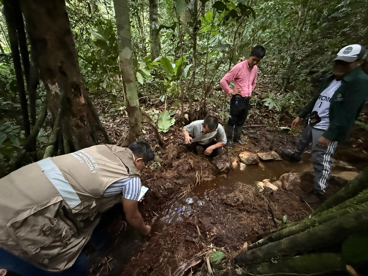 haciendo medidas y supervisando el lugar