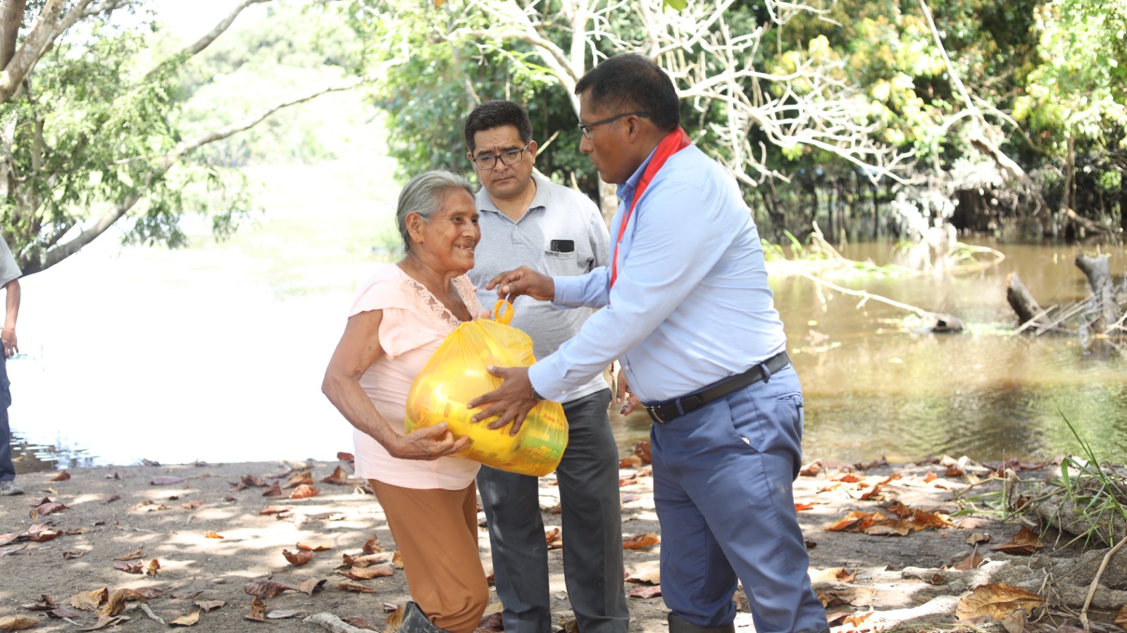Corte Ucayali llevó ayuda humanitaria a más de 200 familias afectadas por inundaciones en el marco de su XXXII Aniversario (1)
